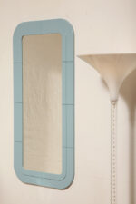 Prostokątne lustro ścienne osadzone w modułowej niebieskiej lekkiej ramie z tworzywa z zaokrąglonymi rogami, Anna Castelli Ferrieri, firma Kartell, Włochy, lata 60. - obrazek 29