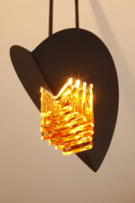 Czarna matowa stalowa jednopunktowa lampa sufitowa z siedmioma półprzeźroczystym ręcznie formowanymi miodowymi plastrami ze szkła Murano, AV Mazzega, Włochy, lata 80. - obrazek 7