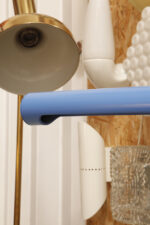 Duża niebieska jednopunktowa lampa biurkowa/podłogowa w kształcie odwróconego "L" z tworzywa sztucznego z metalową okrągłą podstawą "Tube", projekt Anders Pehrson dla Ateljé Lyktan, Space Age, Szwecja, wzór z 1973 roku - obrazek 18