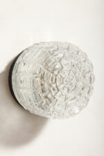 Szklany nieduży jednopunktowy okrągły przezroczysto lodowy kinkiet "Petit" z geometrycznym wzorem osadzony na czarnej metalowej obejmie, Francja, lata 70. - obrazek 16