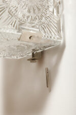 Szklana jednopunktowa lampa ścienna/kinkiet złożony z powtarzalnych fakturowych kwadratowych kafli spiętych metalowymi klamrami, Kamenicky Šenov, Czechosłowacja, lata 60. - obrazek 19