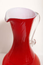 Duży szklany dwuwarstwowy czerwony dzbanek "Verona" z mlecznobiałym wnętrzem i przezroczystym uchem, projekt Ludwik Fiedorowicz, Huta Szkła Gospodarczego "Ząbkowice" w Dąbrowie Górniczej, Polska, wzór z 1982 roku - obrazek 15