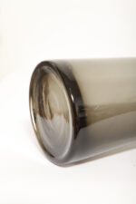 Cylindryczny ręcznie formowany smukły i wysoki (40 cm) wazon z dymionego szkła w szarym kolorze z wlewem w kształcie ronda kapelusza, IKEA, Szwecja, lata 90 - obrazek 19