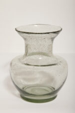 Jasno szary niski pękaty mocno napowietrzony półprzezroczysty szklany wazon z falbanką na rancie wlotu, Polska, lata 70.  - obrazek 19