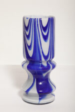 Jasno szaroniebieski średniej wielkości (22,5 cm) masywny dwuwarstwowy ręcznie formowany szklany wazon w stylu projektów Carlo Moretti/Murano, lata 70. - obrazek 20