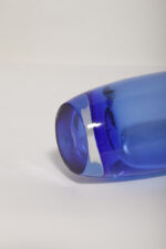 Półprzezroczysty średniej wielkości (28 cm) kobaltowy niesymetryczny szklany wazon z wlewem w formie kwiatowego kielicha, szkło Sommerso, Iittala, Finlandia, lata 70. - obrazek 19