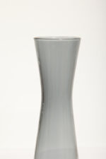 Delikatny średniej wielkości (25 cm) szklany ręcznie formowany wazon z cienkiego dymionego szkła w szarym kolorze w kształcie zbliżonym do klepsydry, Niemcy, lata 70. - obrazek 20
