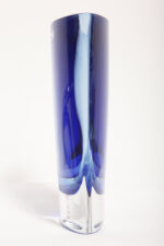 Szklany niski (21 cm) o przekroju łezki płaski niebieski/kobaltowy wazon z przezroczystą podstawą, Krośnieńskie Huty Szkła Krosno S.A., Polska, lata 90. - obrazek 19