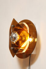 Okrągły półprzezroczysty kinkiet w stylu Space Age złożony z kilku równolegle ustawionych względem siebie płaszczyzn z akrylu/pleksi, firma Herda, Holandia, lata 70. - obrazek 19