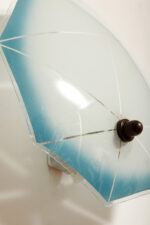 Jednopunktowa mlecznobiała szklana lampa ścienna/kinkiet z niebieskim obrysem i symetrycznym ażurowym wzorem, Polska, lata 60. - obrazek 19