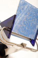 Duża jednopunktowa lampa ścienna/kinkiet "Murana 1680-9" z chromowanym ramieniem, kloszem złożonym z czterech szklanych płytek i z granatowymi półprzepuszczalnymi trójkątnymi uchwytami z tworzywa, Postmodernizm i styl Memphis, projekt Perry King & Santiago Miranda dla Arteluce, Włochy, lata 80. - obrazek 19