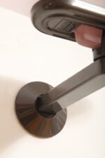 Duża postmodernistyczna jednopunktowa lampa ścienna/kinkiet "Jill" z grafitowym metalowym ramieniem i płytkim szklanym matowym jasno różowym kloszem, projekt Perry King, Santiago Miranda i Gianluigi Arnaldi dla Arteluce, Włochy, wzór z 1978 roku - obrazek 19