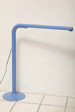 Duża niebieska jednopunktowa lampa biurkowa/podłogowa w kształcie odwróconego "L" z tworzywa sztucznego z metalową okrągłą podstawą "Tube", projekt Anders Pehrson dla Ateljé Lyktan, Space Age, Szwecja, wzór z 1973 roku - obrazek 19