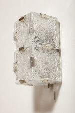 Szklana jednopunktowa lampa ścienna/kinkiet złożony z powtarzalnych fakturowych kwadratowych kafli spiętych metalowymi klamrami, Kamenicky Šenov, Czechosłowacja, lata 60. - obrazek 20