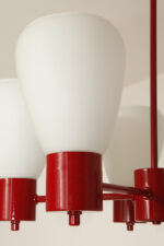 Pięciopunktowa czerwona metalowa lampa sufitowa/żyrandol ze szklanymi mlecznobiałymi kloszami, Niemcy, lata 60/70. - obrazek 20
