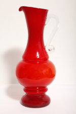 Duży szklany dwuwarstwowy czerwony dzbanek "Verona" z mlecznobiałym wnętrzem i przezroczystym uchem, projekt Ludwik Fiedorowicz, Huta Szkła Gospodarczego "Ząbkowice" w Dąbrowie Górniczej, Polska, wzór z 1982 roku - obrazek 16