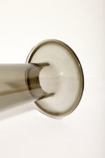 Cylindryczny ręcznie formowany smukły i wysoki (40 cm) wazon z dymionego szkła w szarym kolorze z wlewem w kształcie ronda kapelusza, IKEA, Szwecja, lata 90 - obrazek 20