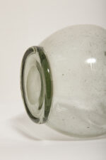 Jasno szary niski pękaty mocno napowietrzony półprzezroczysty szklany wazon z falbanką na rancie wlotu, Polska, lata 70.  - obrazek 20