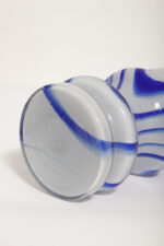 Jasno szaroniebieski średniej wielkości (22,5 cm) masywny dwuwarstwowy ręcznie formowany szklany wazon w stylu projektów Carlo Moretti/Murano, lata 70. - obrazek 19