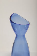 Półprzezroczysty średniej wielkości (28 cm) kobaltowy niesymetryczny szklany wazon z wlewem w formie kwiatowego kielicha, szkło Sommerso, Iittala, Finlandia, lata 70. - obrazek 20