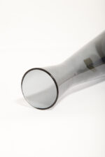 Delikatny średniej wielkości (25 cm) szklany ręcznie formowany wazon z cienkiego dymionego szkła w szarym kolorze w kształcie zbliżonym do klepsydry, Niemcy, lata 70. - obrazek 21