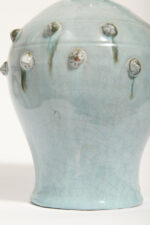 Ceramiczny pękaty dzbanek/amfora/bukłak (21,5 cm) w morskim/jasnoniebieskim kolorze z uchem i wypustkami, Niemcy, lata 60. - obrazek 20