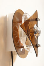 Okrągły półprzezroczysty kinkiet w stylu Space Age złożony z kilku równolegle ustawionych względem siebie płaszczyzn z akrylu/pleksi, firma Herda, Holandia, lata 70. - obrazek 20