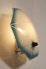 Jednopunktowa mlecznobiała szklana lampa ścienna/kinkiet z niebieskim obrysem i symetrycznym ażurowym wzorem, Polska, lata 60. - obrazek 20