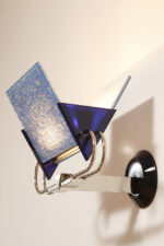 Duża jednopunktowa lampa ścienna/kinkiet "Murana 1680-9" z chromowanym ramieniem, kloszem złożonym z czterech szklanych płytek i z granatowymi półprzepuszczalnymi trójkątnymi uchwytami z tworzywa, Postmodernizm i styl Memphis, projekt Perry King & Santiago Miranda dla Arteluce, Włochy, lata 80. - obrazek 20