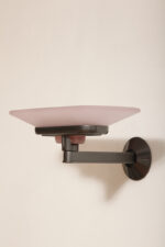 Duża postmodernistyczna jednopunktowa lampa ścienna/kinkiet "Jill" z grafitowym metalowym ramieniem i płytkim szklanym matowym jasno różowym kloszem, projekt Perry King, Santiago Miranda i Gianluigi Arnaldi dla Arteluce, Włochy, wzór z 1978 roku - obrazek 20