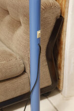 Duża niebieska jednopunktowa lampa biurkowa/podłogowa w kształcie odwróconego "L" z tworzywa sztucznego z metalową okrągłą podstawą "Tube", projekt Anders Pehrson dla Ateljé Lyktan, Space Age, Szwecja, wzór z 1973 roku - obrazek 20