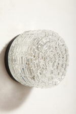 Szklany nieduży jednopunktowy okrągły przezroczysto lodowy kinkiet "Petit" z geometrycznym wzorem osadzony na czarnej metalowej obejmie, Francja, lata 70. - obrazek 18