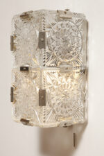 Szklana jednopunktowa lampa ścienna/kinkiet złożony z powtarzalnych fakturowych kwadratowych kafli spiętych metalowymi klamrami, Kamenicky Šenov, Czechosłowacja, lata 60. - obrazek 21