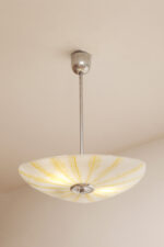 Szklana dwupunktowa trójkątna mlecznobiała z żółtym geometrycznym wzorem lampa sufitowa „Parasolka” na metalowej sztycy, Napako, Czechosłowacja, lata 50/60. - obrazek 20