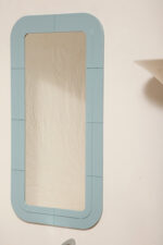 Prostokątne lustro ścienne osadzone w modułowej niebieskiej lekkiej ramie z tworzywa z zaokrąglonymi rogami, Anna Castelli Ferrieri, firma Kartell, Włochy, lata 60. - obrazek 3