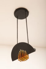 Czarna matowa stalowa jednopunktowa lampa sufitowa z siedmioma półprzeźroczystym ręcznie formowanymi miodowymi plastrami ze szkła Murano, AV Mazzega, Włochy, lata 80. - obrazek 3