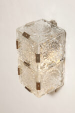 Szklana jednopunktowa lampa ścienna/kinkiet złożony z powtarzalnych fakturowych kwadratowych kafli spiętych metalowymi klamrami, Kamenicky Šenov, Czechosłowacja, lata 60. - obrazek 3