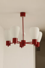 Pięciopunktowa czerwona metalowa lampa sufitowa/żyrandol ze szklanymi mlecznobiałymi kloszami, Niemcy, lata 60/70. - obrazek 2
