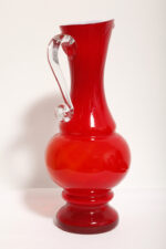 Duży szklany dwuwarstwowy czerwony dzbanek "Verona" z mlecznobiałym wnętrzem i przezroczystym uchem, projekt Ludwik Fiedorowicz, Huta Szkła Gospodarczego "Ząbkowice" w Dąbrowie Górniczej, Polska, wzór z 1982 roku - obrazek 2