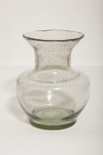 Jasno szary niski pękaty mocno napowietrzony półprzezroczysty szklany wazon z falbanką na rancie wlotu, Polska, lata 70.  - obrazek 2