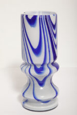 Jasno szaroniebieski średniej wielkości (22,5 cm) masywny dwuwarstwowy ręcznie formowany szklany wazon w stylu projektów Carlo Moretti/Murano, lata 70. - obrazek 18