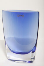 Szklany niski (21 cm) o przekroju łezki płaski niebieski/kobaltowy wazon z przezroczystą podstawą, Krośnieńskie Huty Szkła Krosno S.A., Polska, lata 90. - obrazek 2