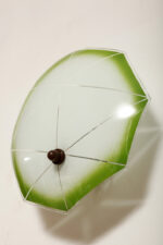 Jednopunktowa mlecznobiała szklana lampa ścienna/kinkiet z zielonym obrysem i symetrycznym ażurowym wzorem, Polska, lata 60. - obrazek 2