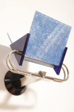 Duża jednopunktowa lampa ścienna/kinkiet "Murana 1680-9" z chromowanym ramieniem, kloszem złożonym z czterech szklanych płytek i z granatowymi półprzepuszczalnymi trójkątnymi uchwytami z tworzywa, Postmodernizm i styl Memphis, projekt Perry King & Santiago Miranda dla Arteluce, Włochy, lata 80. - obrazek 2