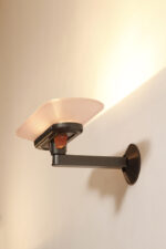 Duża postmodernistyczna jednopunktowa lampa ścienna/kinkiet "Jill" z grafitowym metalowym ramieniem i płytkim szklanym matowym jasno różowym kloszem, projekt Perry King, Santiago Miranda i Gianluigi Arnaldi dla Arteluce, Włochy, wzór z 1978 roku - obrazek 2