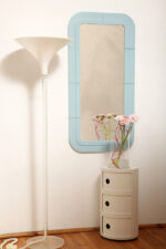 Prostokątne lustro ścienne osadzone w modułowej niebieskiej lekkiej ramie z tworzywa z zaokrąglonymi rogami, Anna Castelli Ferrieri, firma Kartell, Włochy, lata 60. - obrazek 2