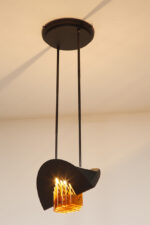 Czarna matowa stalowa jednopunktowa lampa sufitowa z siedmioma półprzeźroczystym ręcznie formowanymi miodowymi plastrami ze szkła Murano, AV Mazzega, Włochy, lata 80. - obrazek 2