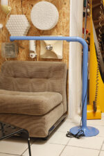 Duża niebieska jednopunktowa lampa biurkowa/podłogowa w kształcie odwróconego "L" z tworzywa sztucznego z metalową okrągłą podstawą "Tube", projekt Anders Pehrson dla Ateljé Lyktan, Space Age, Szwecja, wzór z 1973 roku - obrazek 2