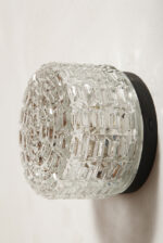 Szklany nieduży jednopunktowy okrągły przezroczysto lodowy kinkiet "Petit" z geometrycznym wzorem osadzony na czarnej metalowej obejmie, Francja, lata 70. - obrazek 2