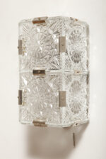 Szklana jednopunktowa lampa ścienna/kinkiet złożony z powtarzalnych fakturowych kwadratowych kafli spiętych metalowymi klamrami, Kamenicky Šenov, Czechosłowacja, lata 60. - obrazek 2